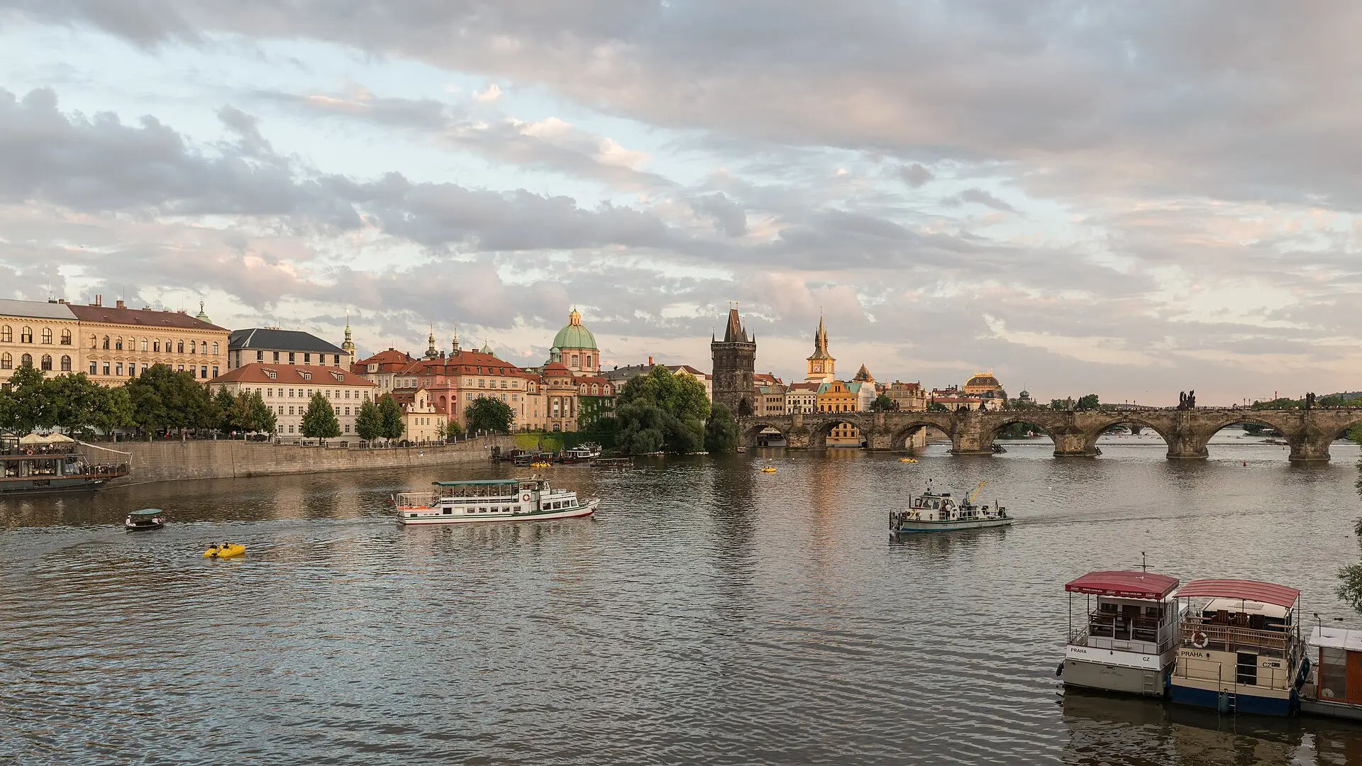Karlův most a Staroměstská mostecká věž v Praze