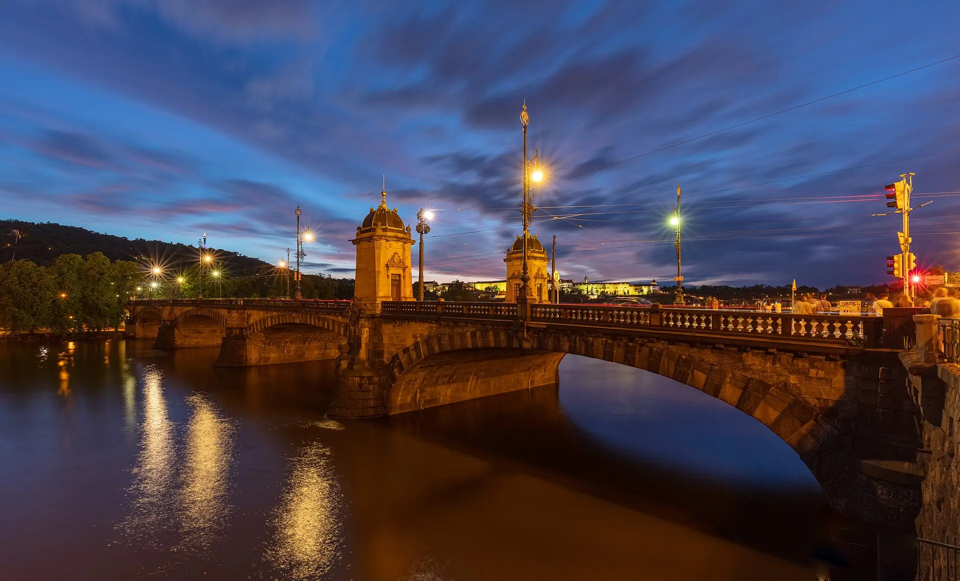Večerní Praha: procházka, plavba po Vltavě a večeře